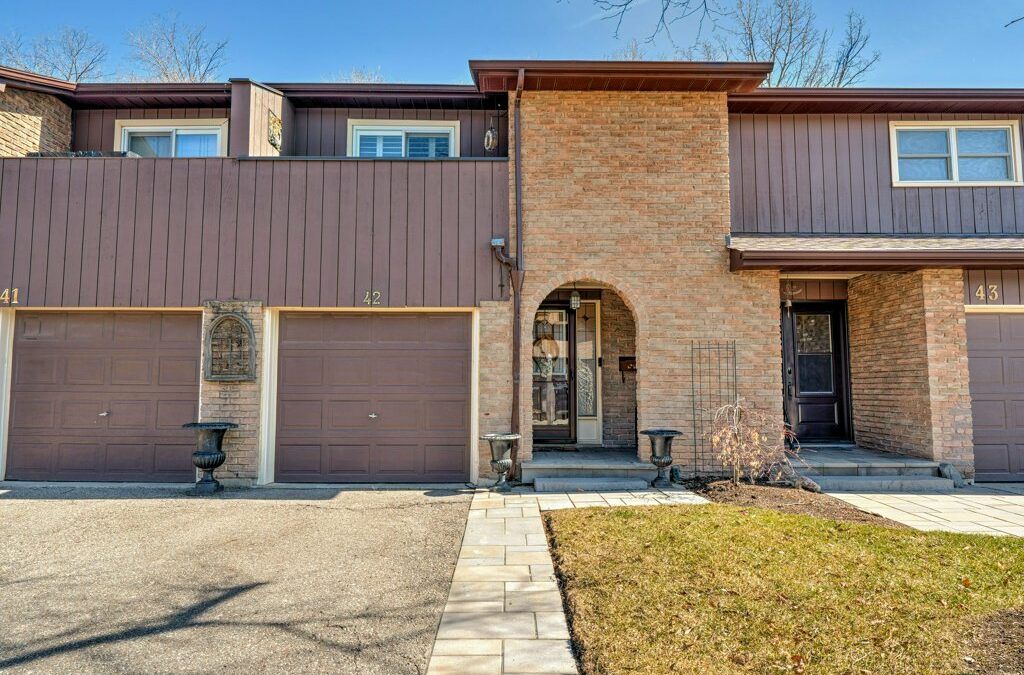 UNIT 42 – 2301 CAVENDISH DR, BURLINGTON, L7P3M3